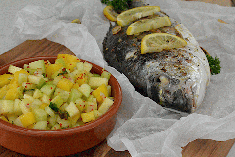 Dorade grillée et sauce pomme-concombre-mangue