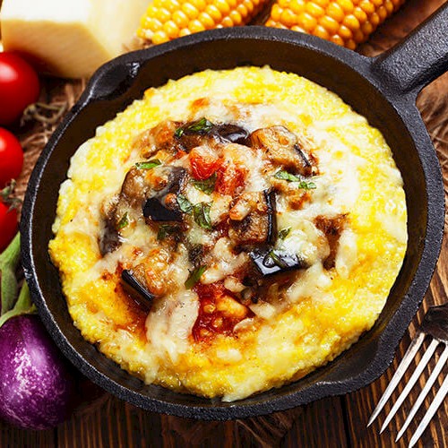 Überbackene Polenta mit Tomaten und Aubergine
