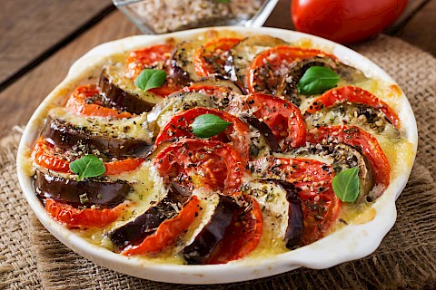 Überbackene Polenta mit Tomaten und Aubergine