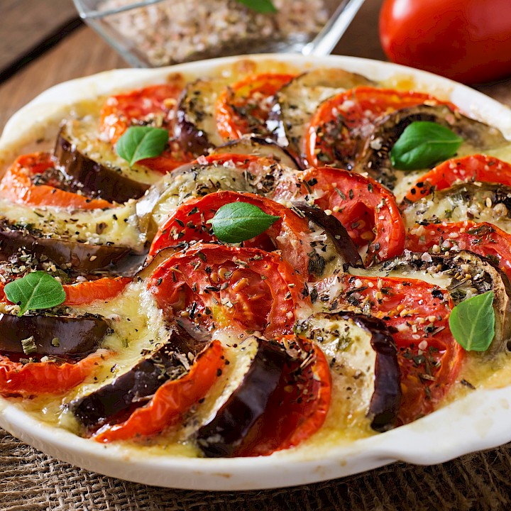 Überbackene Polenta mit Tomaten und Aubergine