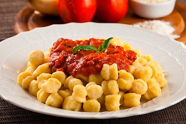 Petti di pollo al mais su insalata di cavolo rosso e purea di cavolfiore e zafferano