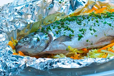 Dorade vom Grill mit Apfel-Gurken-Mango-Salsa