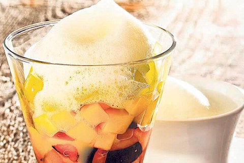 Früchte-Cocktail mit Trauben-Schaum