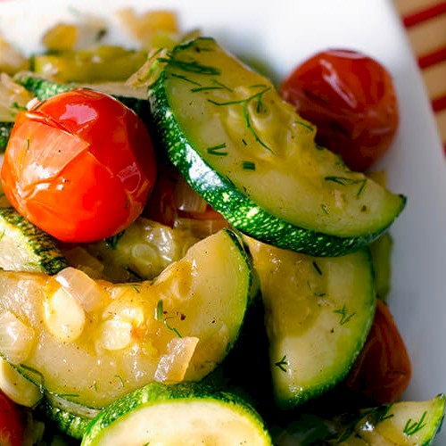 Courgettes et tomates sautées à l'ail et au persil