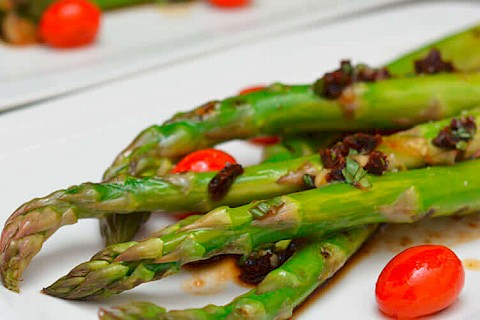 Gegrillter grüner Spargel mit Cherry-Tomaten