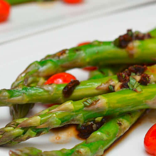 Gegrillter grüner Spargel mit Cherry-Tomaten