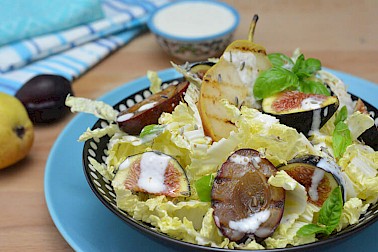 Insalata invernale con grano ebly, cavolo riccio, zucca, mirtillo rosso e feta