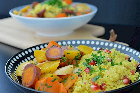 Granatapfel-Couscous mit geschmortem Wurzelgemüse