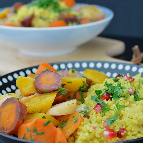 Granatapfel-Couscous mit geschmortem Wurzelgemüse