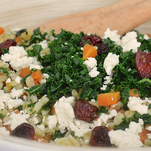 Insalata invernale con grano ebly, cavolo riccio, zucca, mirtillo rosso e feta