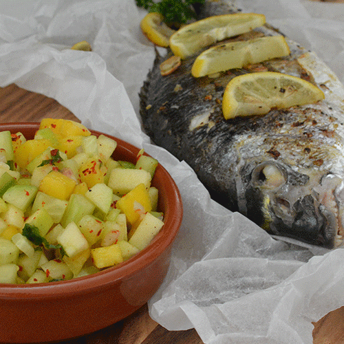 Dorade grillée et sauce pomme-concombre-mangue