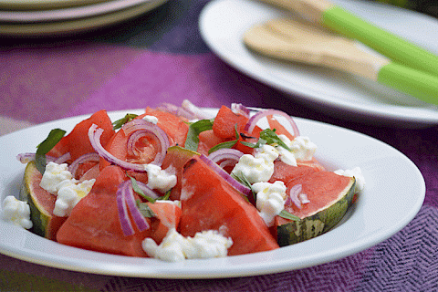 Gegrillter Wassermelonensalat mit Tomaten, Zwiebeln, Estragon und