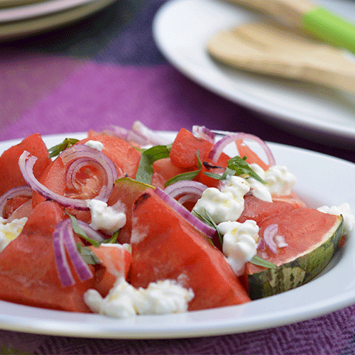 Gegrillter Wassermelonensalat mit Tomaten, Zwiebeln, Estragon und