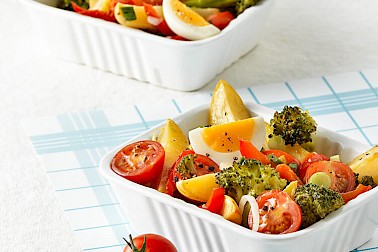 Gegrillter Wassermelonensalat mit Tomaten, Zwiebeln, Estragon und