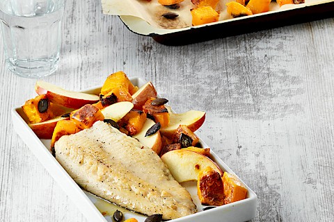 Kürbis-Apfel-Salat mit Forelle