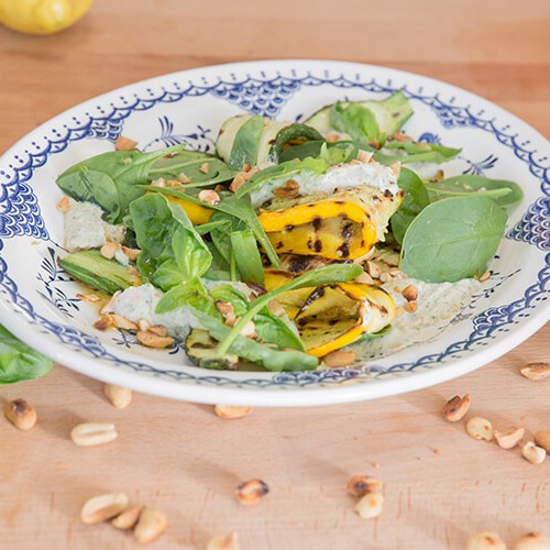 Gegrillte Zucchetti mit Baby-Spinat und Feta-Dressing