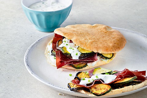 Pita mit Auberginen, Zucchetti und Bündnerfleisch