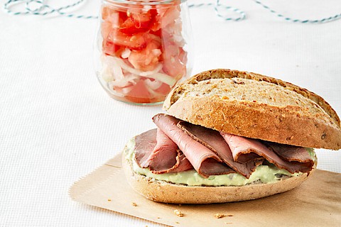Roastbeef-Brötli mit Tomatensalat