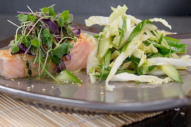 Kürbis-Apfel-Salat mit Forelle