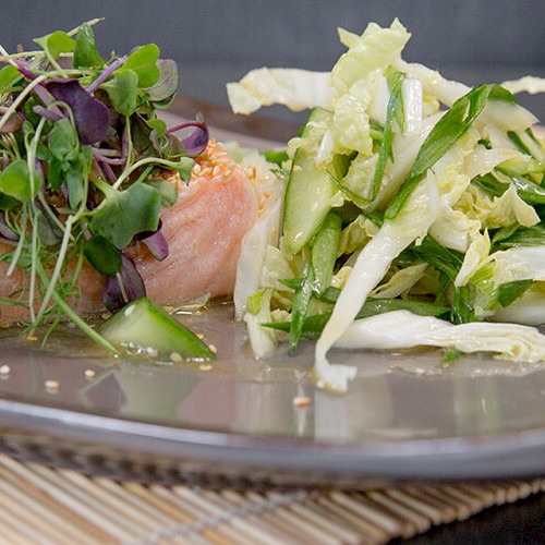 Gedämpfter Lachs mit Gurken-Chinakohl-Salat